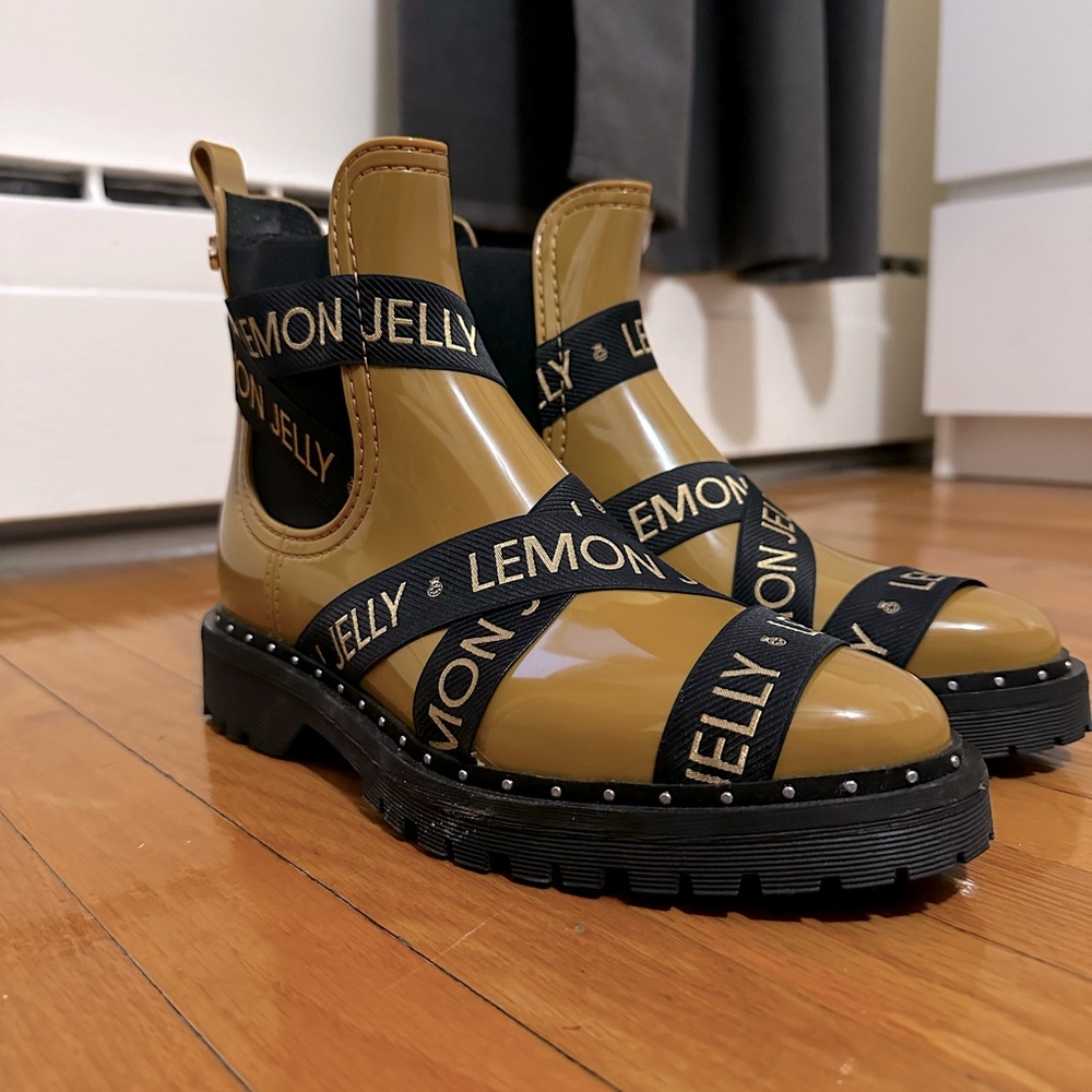 Lemon jelly short rain boots in size 38.